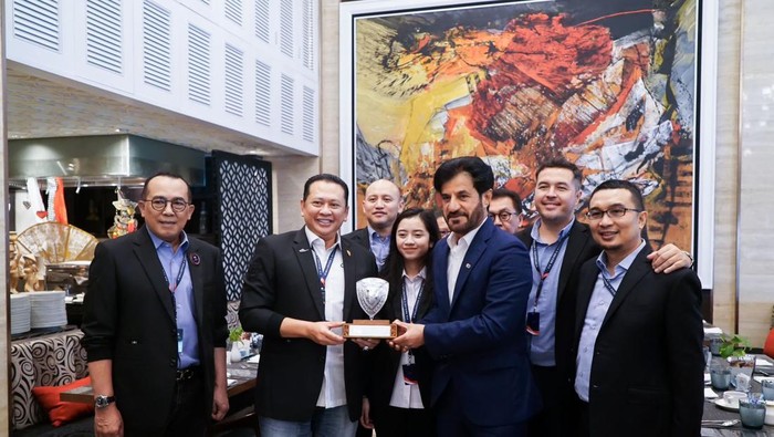 Ketua Umum Ikatan Motor Indonesia (IMI) Bambang Soesatyo menerima Presiden Fédération Internationale de lAutomobile (FIA) Mohammed Bin Sulayem