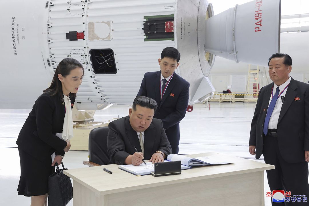 Pemimpin Korea Utara Kim Jong Un (tengah), bersama saudara perempuannya, Kim Yo Jong (kiri), menandatangani buku pengunjung di kosmodrom Vostochny di luar kota Tsiolkovsky, sekitar 200 kilometer (125 mil) dari kota Blagoveshchensk di wilayah Amur timur, Rusia, Rabu, 13 September 2023.