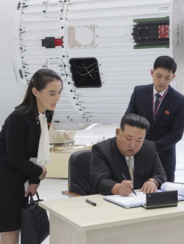 Pemimpin Korea Utara Kim Jong Un (tengah), bersama saudara perempuannya, Kim Yo Jong (kiri), menandatangani buku pengunjung di kosmodrom Vostochny di luar kota Tsiolkovsky, sekitar 200 kilometer (125 mil) dari kota Blagoveshchensk di wilayah Amur timur, Rusia, Rabu, 13 September 2023.