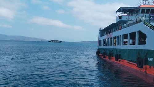 KMP Gerbang Samudra 2 yang kandas di Selat Bali belum berhasil dievakuasi, Senin (18/9/2023). (Dok. BPTD Gilimanuk)