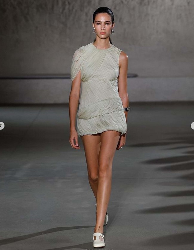 Fashion show koleksi terbaru Tory Burch Spring/Summer 2024. Tory Burch menghadirkan koleksi busana yang menggunakan material weightless dengan tampilan elegan dan chic. Foto: Dok. Instagram Tory Burch.