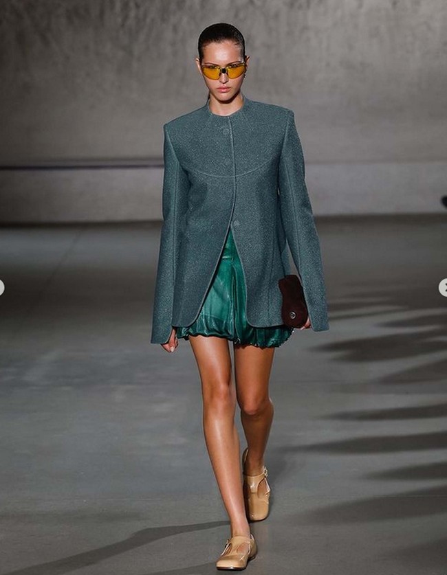 Fashion show koleksi terbaru Tory Burch Spring/Summer 2024. Tory Burch menghadirkan koleksi busana yang menggunakan material weightless dengan tampilan elegan dan chic. Foto: Dok. Instagram Tory Burch.