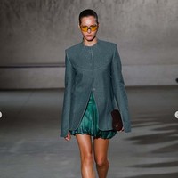 Fashion show koleksi terbaru Tory Burch Spring/Summer 2024. Tory Burch menghadirkan koleksi busana yang menggunakan material weightless dengan tampilan elegan dan chic. Foto: Dok. Instagram Tory Burch.