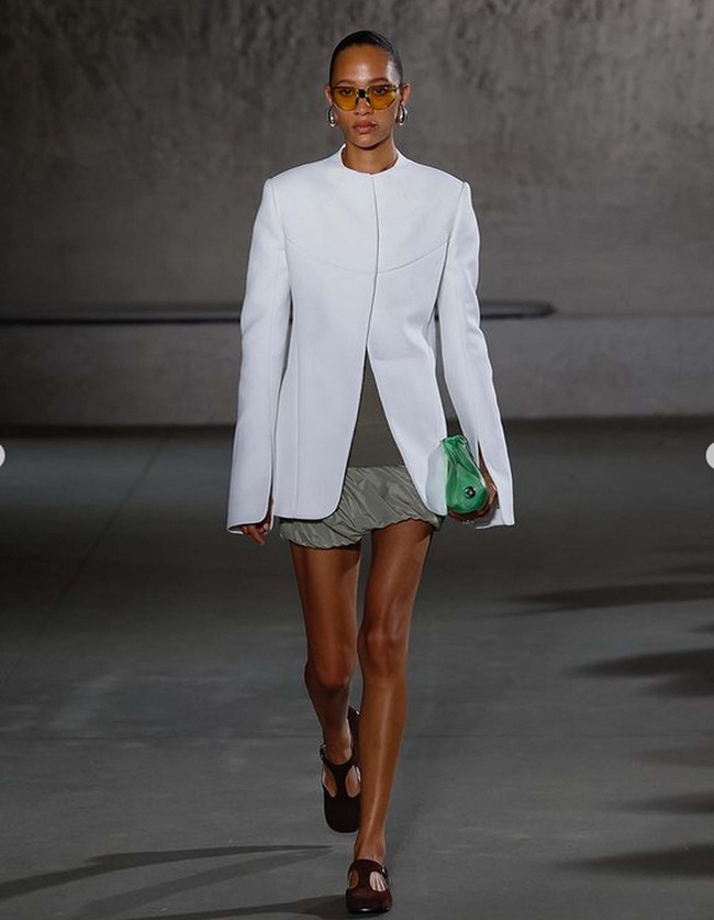 Fashion show koleksi terbaru Tory Burch Spring/Summer 2024. Tory Burch menghadirkan koleksi busana yang menggunakan material weightless dengan tampilan elegan dan chic. Foto: Dok. Instagram Tory Burch.