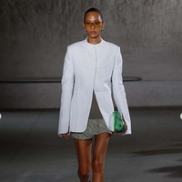 Fashion show koleksi terbaru Tory Burch Spring/Summer 2024. Tory Burch menghadirkan koleksi busana yang menggunakan material weightless dengan tampilan elegan dan chic. Foto: Dok. Instagram Tory Burch.