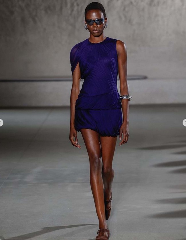 Fashion show koleksi terbaru Tory Burch Spring/Summer 2024. Tory Burch menghadirkan koleksi busana yang menggunakan material weightless dengan tampilan elegan dan chic.  Foto: Dok. Instagram Tory Burch.