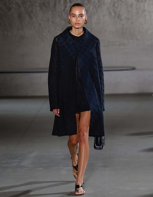 Fashion show koleksi terbaru Tory Burch Spring/Summer 2024. Tory Burch menghadirkan koleksi busana yang menggunakan material weightless dengan tampilan elegan dan chic. Foto: Dok. Instagram Tory Burch.