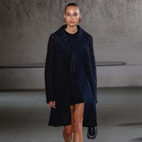 Fashion show koleksi terbaru Tory Burch Spring/Summer 2024. Tory Burch menghadirkan koleksi busana yang menggunakan material weightless dengan tampilan elegan dan chic. Foto: Dok. Instagram Tory Burch.