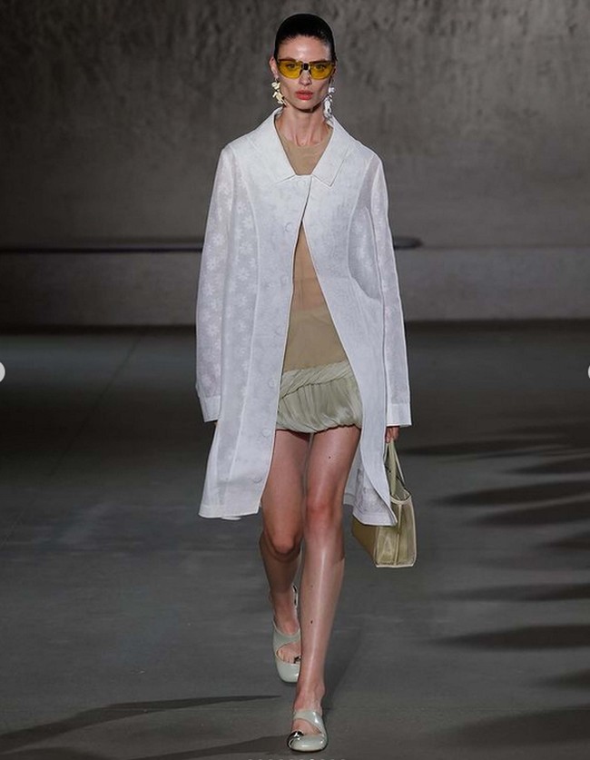 Fashion show koleksi terbaru Tory Burch Spring/Summer 2024. Tory Burch menghadirkan koleksi busana yang menggunakan material weightless dengan tampilan elegan dan chic.  Foto: Dok. Instagram Tory Burch.