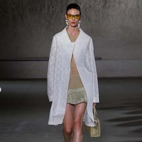 Fashion show koleksi terbaru Tory Burch Spring/Summer 2024. Tory Burch menghadirkan koleksi busana yang menggunakan material weightless dengan tampilan elegan dan chic.  Foto: Dok. Instagram Tory Burch.