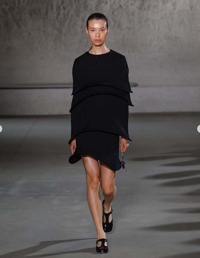 Fashion show koleksi terbaru Tory Burch Spring/Summer 2024. Tory Burch menghadirkan koleksi busana yang menggunakan material weightless dengan tampilan elegan dan chic.  Foto: Dok. Instagram Tory Burch.