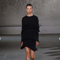 Fashion show koleksi terbaru Tory Burch Spring/Summer 2024. Tory Burch menghadirkan koleksi busana yang menggunakan material weightless dengan tampilan elegan dan chic.  Foto: Dok. Instagram Tory Burch.