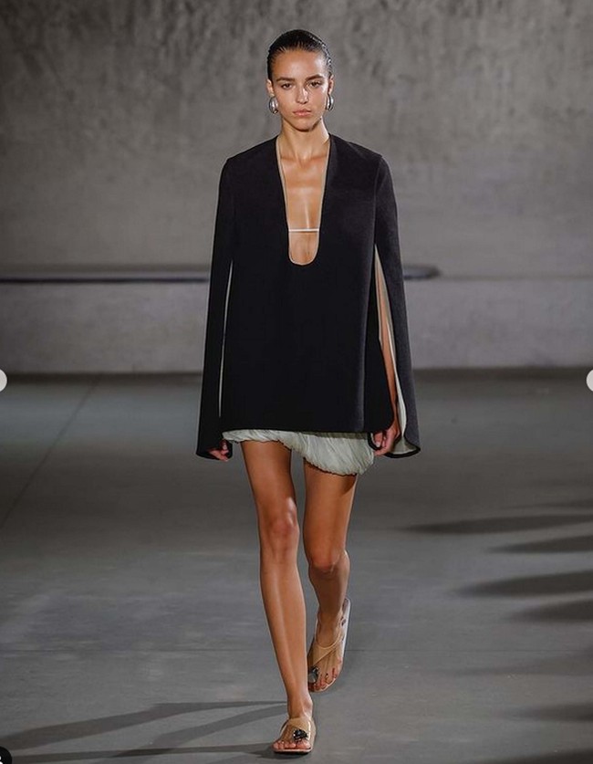 Fashion show koleksi terbaru Tory Burch Spring/Summer 2024. Tory Burch menghadirkan koleksi busana yang menggunakan material weightless dengan tampilan elegan dan chic.  Foto: Dok. Instagram Tory Burch.