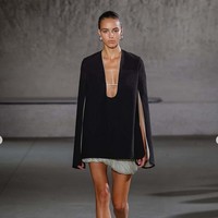 Fashion show koleksi terbaru Tory Burch Spring/Summer 2024. Tory Burch menghadirkan koleksi busana yang menggunakan material weightless dengan tampilan elegan dan chic.  Foto: Dok. Instagram Tory Burch.