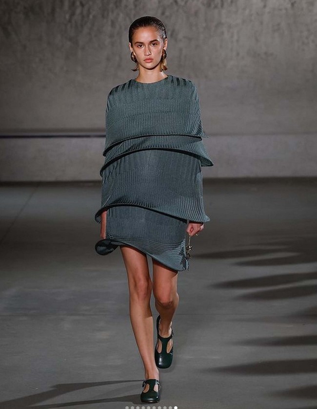 Fashion show koleksi terbaru Tory Burch Spring/Summer 2024. Tory Burch menghadirkan koleksi busana yang menggunakan material weightless dengan tampilan elegan dan chic.  Foto: Dok. Instagram Tory Burch.