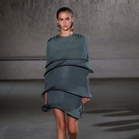 Fashion show koleksi terbaru Tory Burch Spring/Summer 2024. Tory Burch menghadirkan koleksi busana yang menggunakan material weightless dengan tampilan elegan dan chic.  Foto: Dok. Instagram Tory Burch.