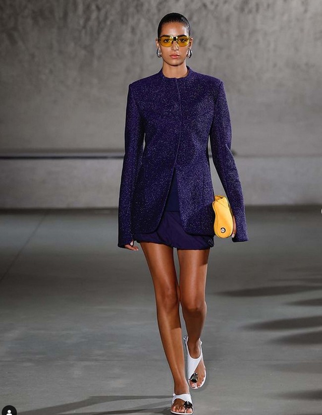 Fashion show koleksi terbaru Tory Burch Spring/Summer 2024. Tory Burch menghadirkan koleksi busana yang menggunakan material weightless dengan tampilan elegan dan chic. Foto: Dok. Instagram Tory Burch.