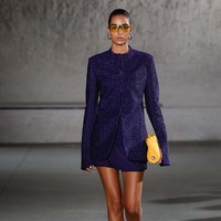 Fashion show koleksi terbaru Tory Burch Spring/Summer 2024. Tory Burch menghadirkan koleksi busana yang menggunakan material weightless dengan tampilan elegan dan chic. Foto: Dok. Instagram Tory Burch.