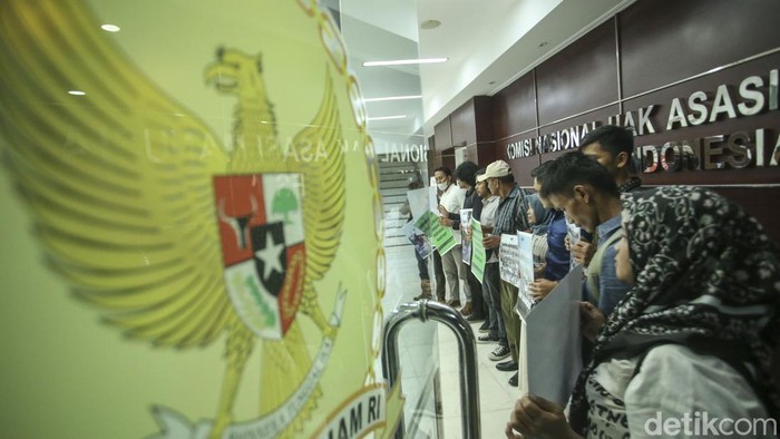 Sejumlah aktivis menggelar aksi usai melakukan audiensi di depan markas Komnas HAM, Jakarta, soal pelanggaran HAM kepada warga Air Bangis, Sumbar.