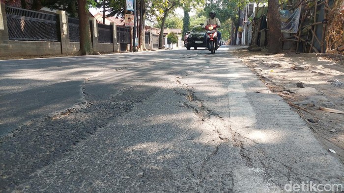 Kondisi jalan rusak di Jalan Golf Raya, Kota Bandung, Senin (18/9/2023).