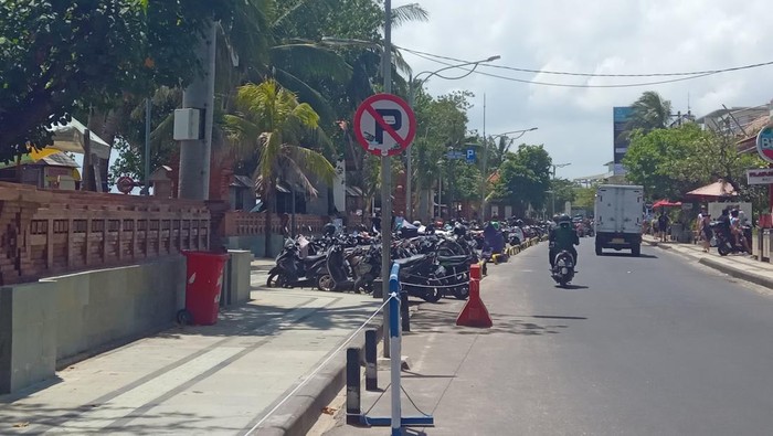 Kondisi trotoar di Jalan Pantai Kuta, Badung, Bali, Senin (18/9/2023). Petugas Satpol PP Badung menggembosi 50 ban sepeda motor yang parkir sembarangan di sepanjang trotoar tersebut. (Foto: Aryo Mahendro/detikBali)