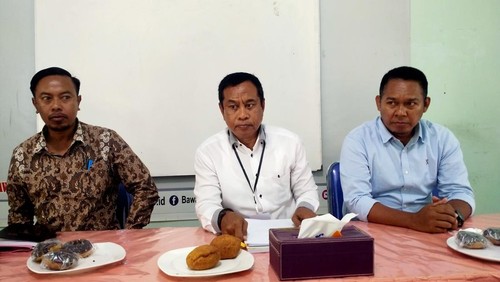 Konferensi pers sidang mediasi atas gugatan sengketa yang diajukan oleh Dewan Pimpinan Cabang (DPC) Partai Demokrat Dompu di aula Bawaslu Dompu, Senin (18/9/2023). (Foto: Faruk Nickyrawi/detikBali)
