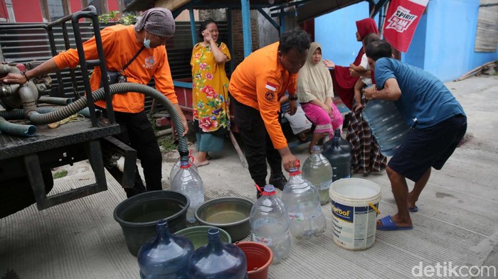 BPBD Kota Bekasi mendistribusikan air bersih untuk warga Kelurahan Perwira, Bekasi Utara. Hal ini disebabkan krisis air gegara musim kemarau.
