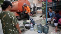 Sebanyak 5000 liter air bersih didistribusikan oleh BPBD Kota Bekasi akibat krisis air bersih yang melanda sebagian wilayah utara Kota Bekasi.  