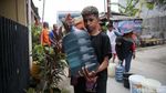 Krisis! Warga Bekasi Utara Antre Air Bersih