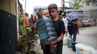 Krisis air bersih tengah melanda sejumlah warga di Kota Bekasi yang berlangganan air dari Perusahaan Daerah Air Minum (PDAM) Tirta Patriot atau Perumda Tirta Patriot.  