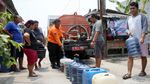Krisis! Warga Bekasi Utara Antre Air Bersih
