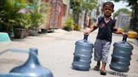 Warga mengatakan selama 1 minggu ini air dari PDAM tidak keluar sekalipun keluar airnya keruh dan bau.  