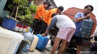 Warga mengantre untuk mendapatkan air bersih di RT 4 RW 15, Kelurahan Perwira, Bekasi Utara, Kota Bekasi, Jawa Barat, Senin (18/9/2023).  