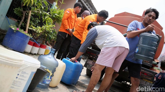 Krisis! Warga Bekasi Utara Antre Air Bersih BPBD Kota Bekasi mendistribusikan air bersih untuk warga Kelurahan Perwira, Bekasi Utara. Hal ini disebabkan krisis air gegara musim kemarau.