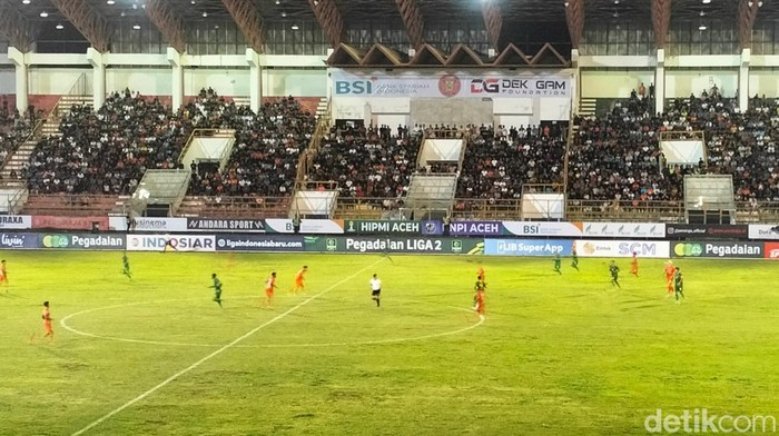 Laga Persiraja Vs Sriwijaya FC yang dimenangkan Persiraja dengan skor 2-0. (Agus Setyadi/detikSumut)