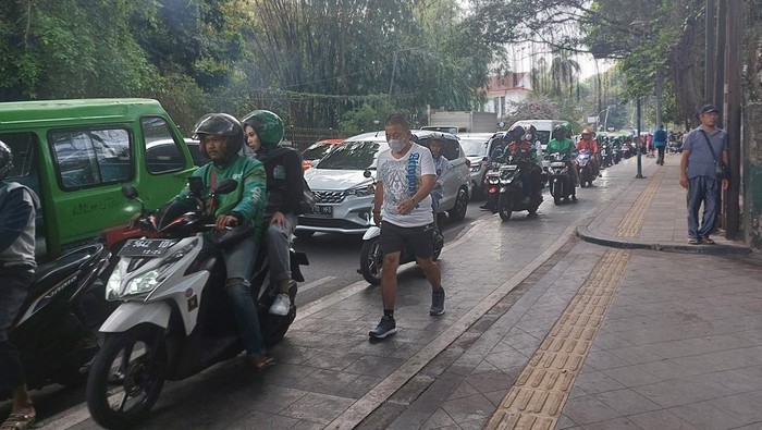 Lalin Jl Juanda Kota Bogor Macet Pagi Ini, Pemotor Nekat Naik Trotoar