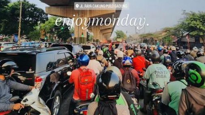 Lalu lintas di Cakung arah Pulo Gadung Jaktim macet pagi ini