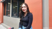 Laura Moane tertawa setelah ditanya apakah Al Ghazali tipe cowok idamannya. (Foto: Febriyantino Nur Pratama)