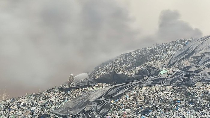 Lokasi kebakaran di TPA Jatibarang, Semarang, Senin (18/9/2023).
