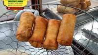 Dengan harga mulai Rp 5 ribuan kamu bisa mendapatkan lumpia enak di gerai Lumpia Semarang Bapak Wawan. Lokasinya ada di kawasan Jatinegara, Jakarta Timur. Foto: Instagram / Google Review