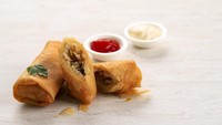 Lumpia Asli Semarang Mbak Wati di kawasan Tebet, Jakarta Selatan ini kerap jadi andalan. Teksturnya renyah dan harganya terjangkau. Foto: Instagram / Google Review