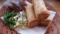 Lumpia Semarang Mbak Indah menawarkan lumpia dengan isian yang padat. Lokasinya ada di kawasan Rempoa, Tangerang Selatan. Foto: Instagram / Google Review