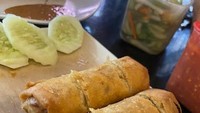 Pencinta lumpia pasti sudah tak asing dengan Lumpia Jakarta Pecenongan. Harganya Rp 15 ribu, lumpianya berukuran besar dan disajikan dengan timun. Foto: Instagram/Google Review