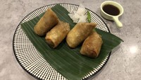Kafe Lumpia Semarang bisa jadi pilihan kamu yang kangen dengan lumpia khas Semarang. Lokasinya ada di kawasan Cempaka putih, harganya kisaran Rp 15 ribu. Foto: Instagram/Google Review