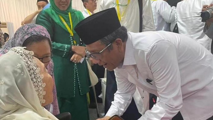 Mahfud Md bertemu Istri Gus Dur, Sinta Nuriyah di acara Munas dan Konbes NU 2023 di Ponpes Al Hamid, Cilangkap, Jakarta Timur.