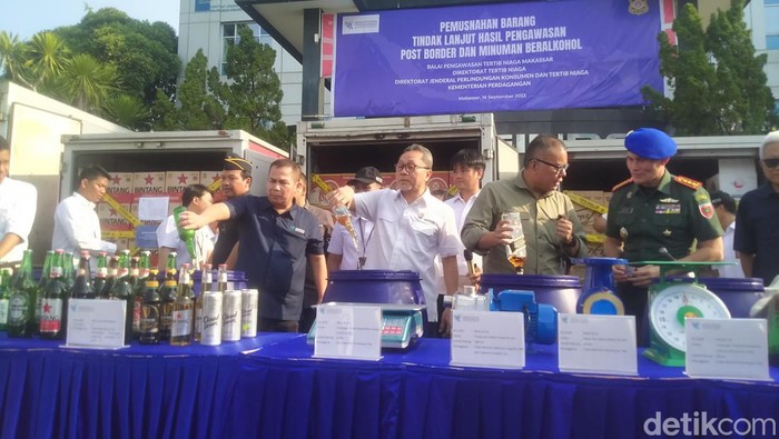 Menteri Perdagangan (Mendag) Zulkifli Hasan memimpin pemusnahan produk impor ilegal di Kantor Balai Pengawasan Tertib Niaga (BPTN) Makassar, Sulawesi Selatan (Sulsel).