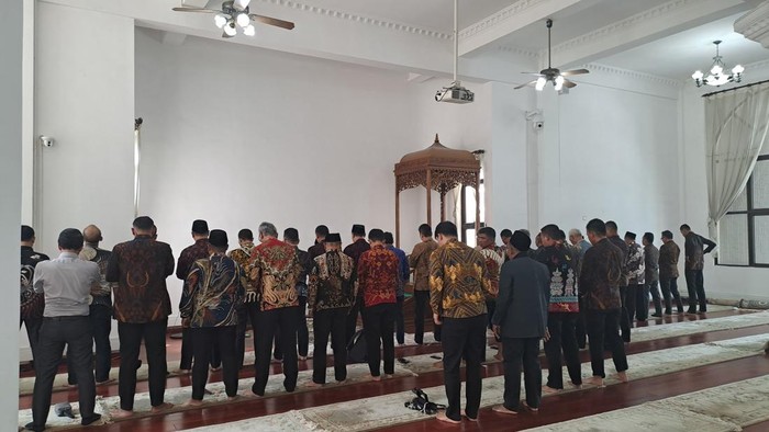 Maruf Amin dan rombongan kunker saat salat di masjid Shanghai (Lisye-detikcom)