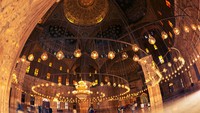 Masjid ini dikenal sebagai Masjid Alabaster karena memiliki panel marmer di dinding interior dan eksteriornya. (Getty Images)