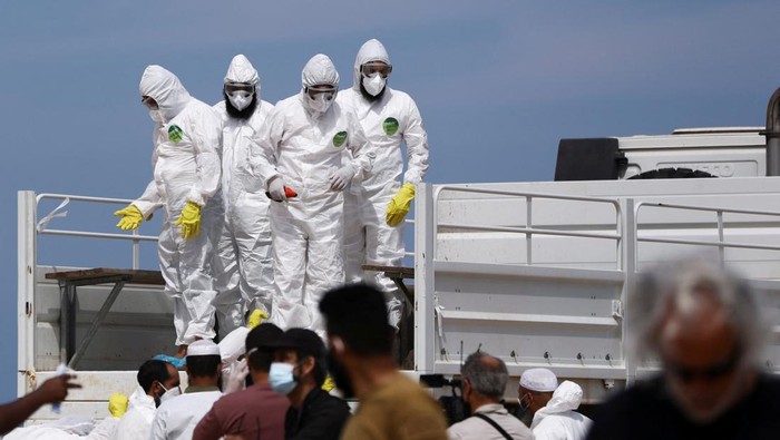 A sanitation worker disinfects rubble, amid rising concerns of spread of infectious diseases, as dead bodies started to decompose, following fatal floods in Derna, Libya, September 17, 2023. REUTERS/Amr Alfiky     TPX IMAGES OF THE DAY