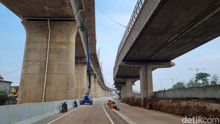 Melihat Akses Stasiun Kereta Cepat Halim Ada dua akses bisa dipilih pengemudi bila ingin ke Stasiun Kereta Cepat Halim, Jakarta. Salah satunya adalah lewat Exit Tol KM 1+842.